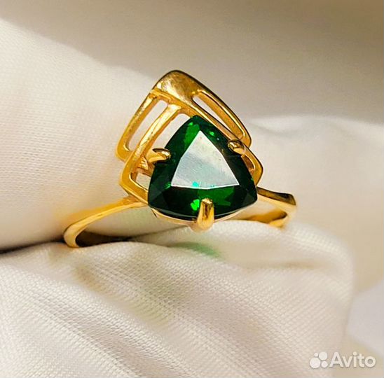 Кольцо с синтетическим камнем Золото