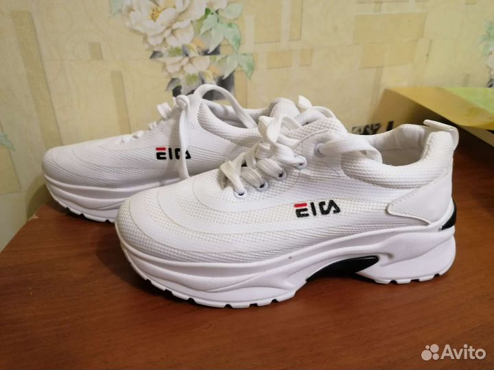 Кроссовки женские 37 размер белые