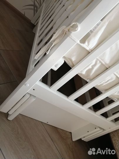 Детская кроватка с маятником