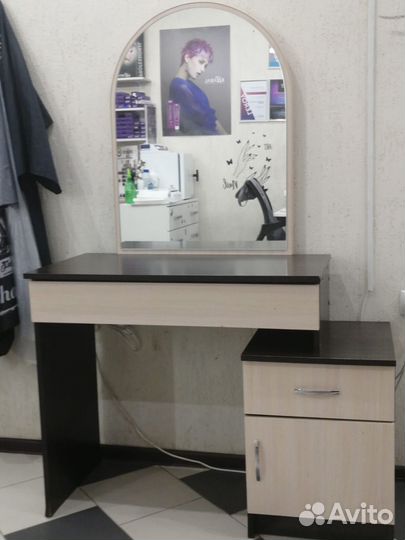 Гримерный туалетный столик с зеркалом