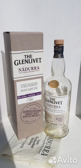 Коробка и бутылка коллекционная