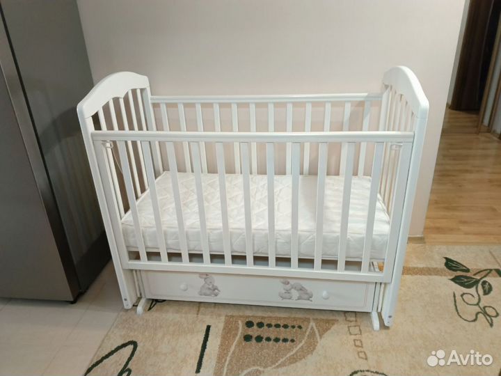 Детская кроватка с маятником и ящиком