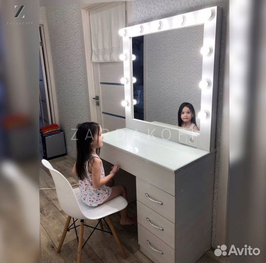 Туалетный столик с гримерным зеркалом с подсветкой