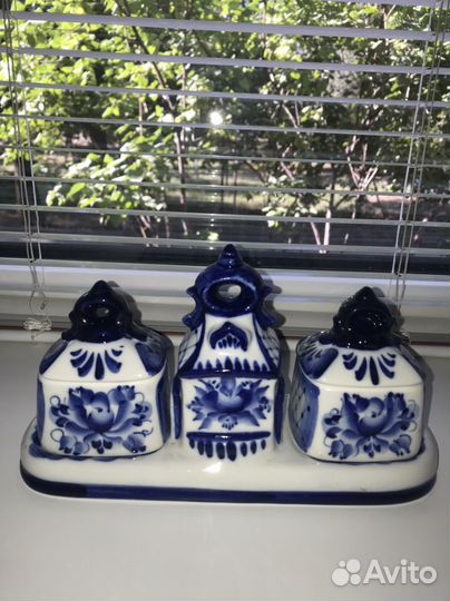 Солонка и перечница на подставке. Гжель. б/у