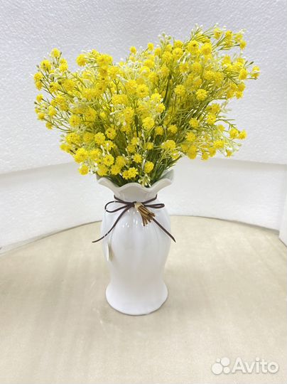 Искусственные цветы в вазе