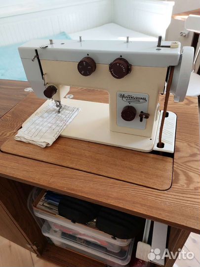 Швейная машинка чайка 143