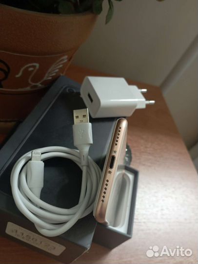 Телефон iPhone 8 Gold 64gb