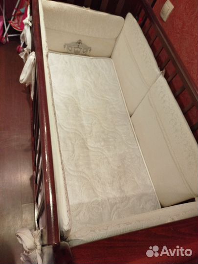 Детская кроватка с маятником и ящиком