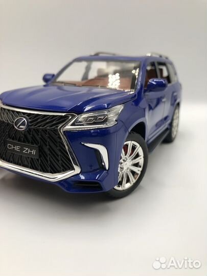 Модель автомобиля Lexus LX 570 металл