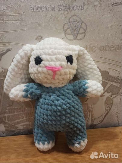 Плюшевый заяц вязаный