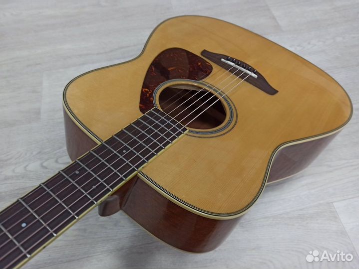 Акустическая гитара Yamaha из массива