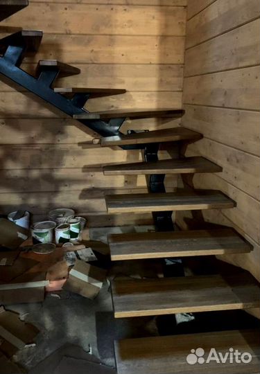 Лестница на металлокаркасе закрытого типа