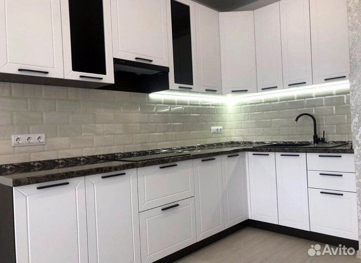 Белая угловая кухня со столешницей темный мрамор