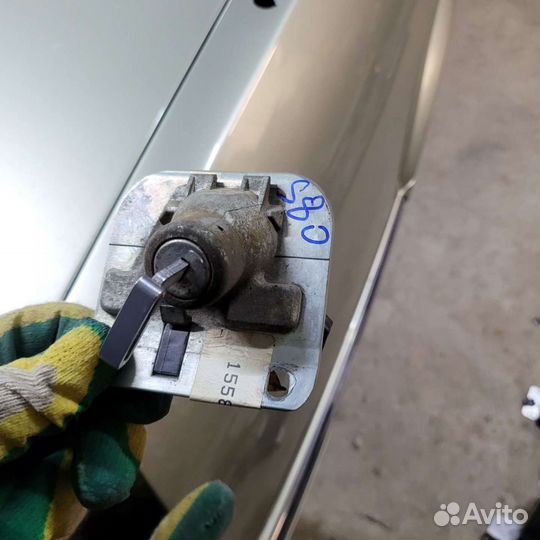 Замок багажника с ключем на вольво s80 2007г