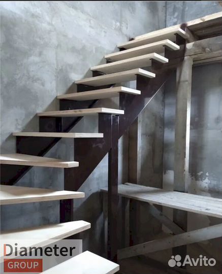 Лестница на косоурах. Обшивка, ограждения