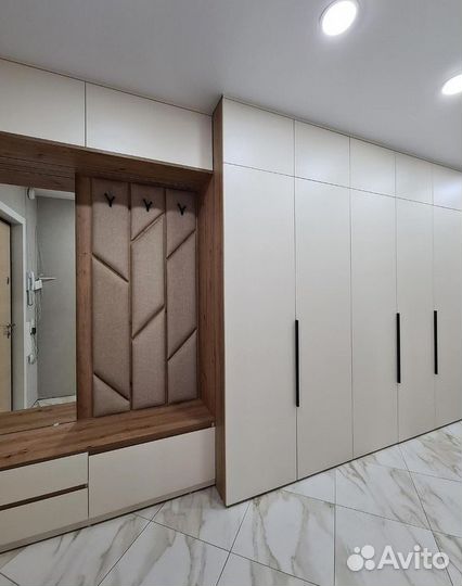 Шкаф в прихожую с мягкой панелью