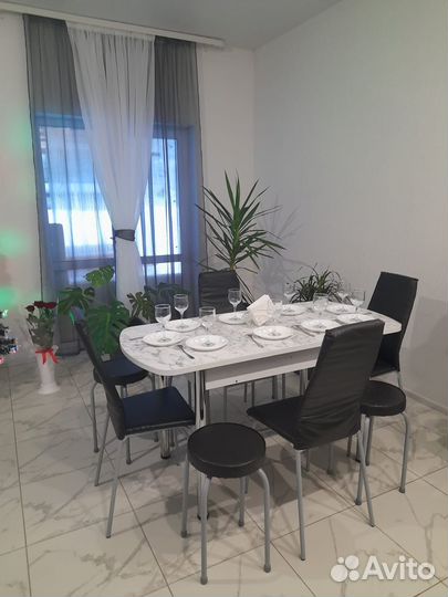 Стол кухонный раздвижной и 4 стула