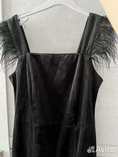 Платье нарядное 42 44 с перьями