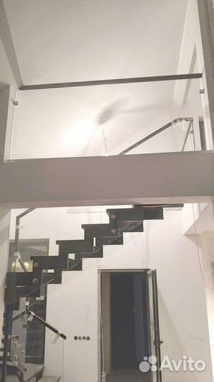 Стеклянные ограждения для лестниц и душевых