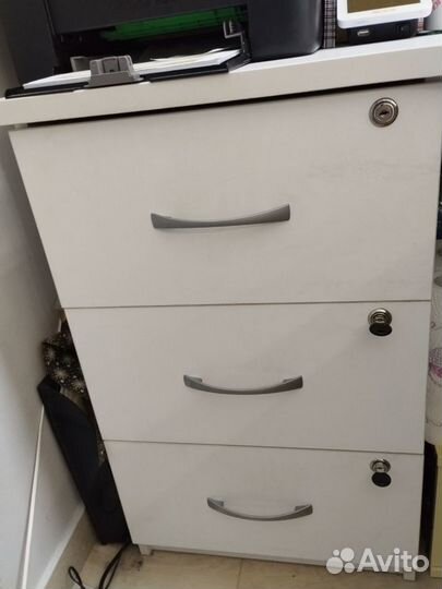 Угловой письменный стол со шкафом