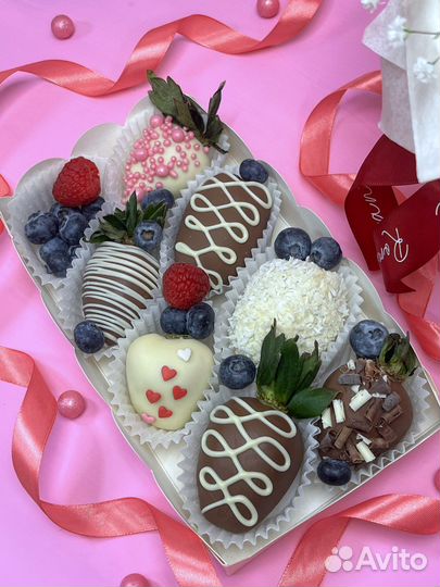 Комбо наборы из цветов и клубники в шоколаде