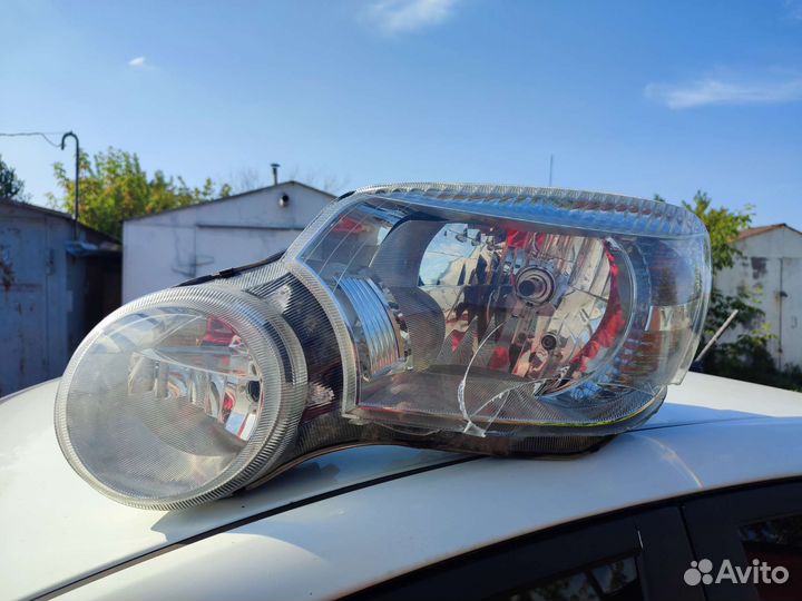 Разбитая фара левая Skoda Yeti