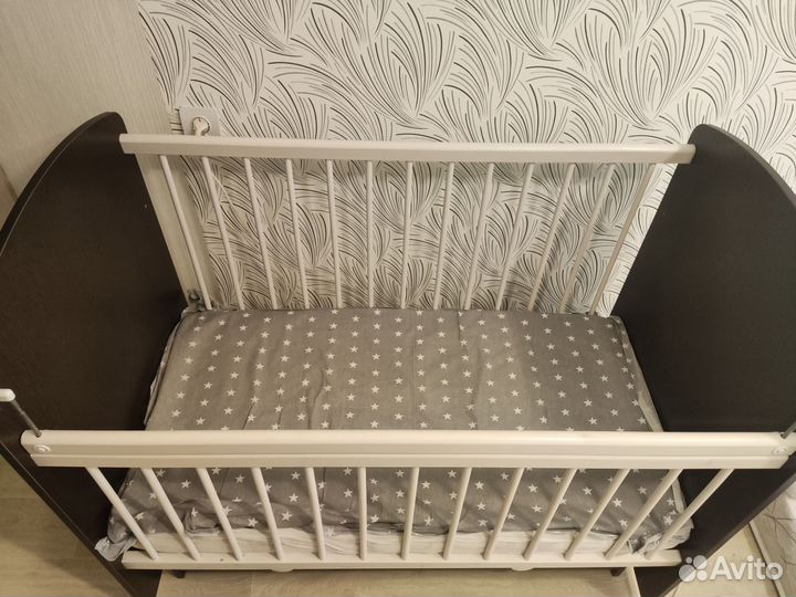 Детская кроватка с маятником