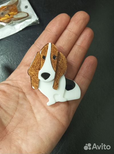 Брошь собака
