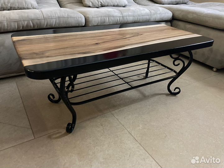 Стол река журнальный из слэба ореха и смолы лофт