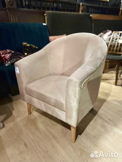 Кресло из велюра на ножках