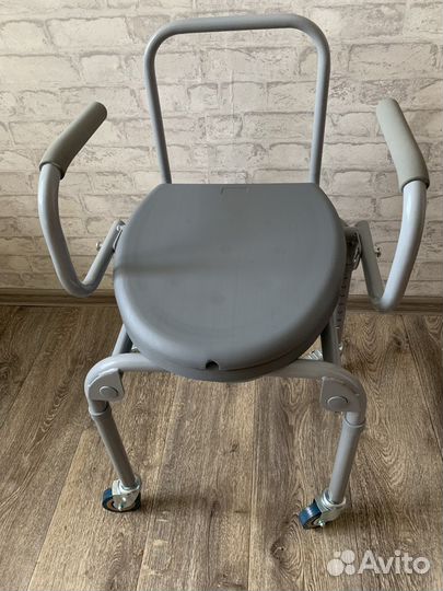 Стул санитарный на колесиках