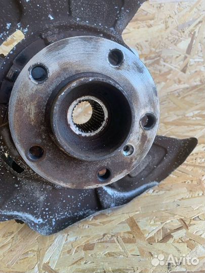 Кулак задний левый Bmw X5 E70 N55B30 2010