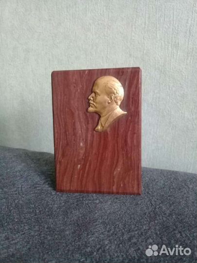 Барельеф Ленина на натуральном камне, настольный