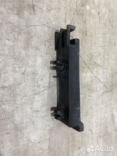 Направляющая бампера передняя левая Mercedes-Benz