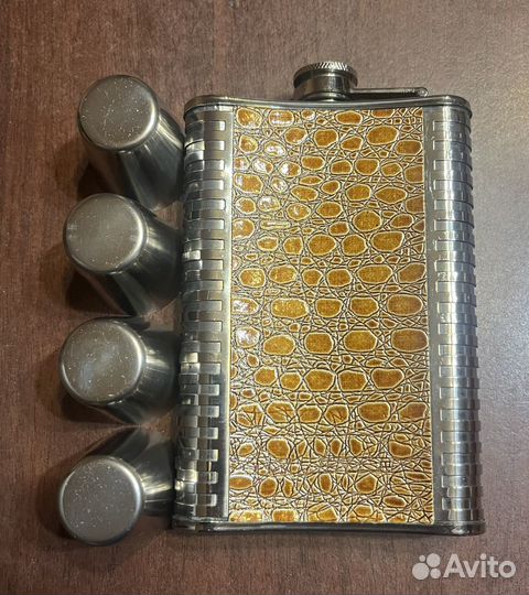 Фляжка для алкоголя со стопками