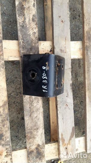 Крепление двигателя bracket RH Hyundai R380LC-9SH