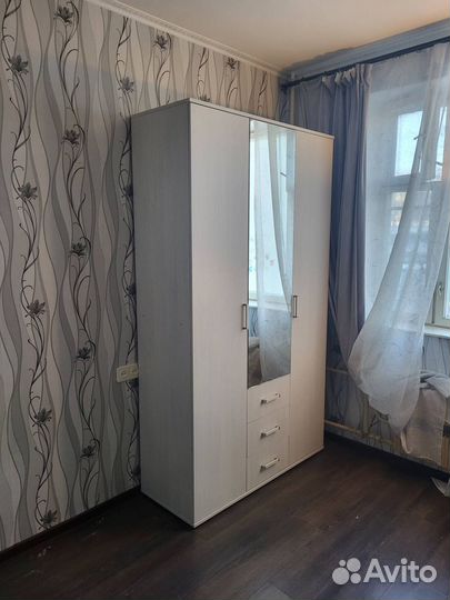 Шкаф трехстворчатый