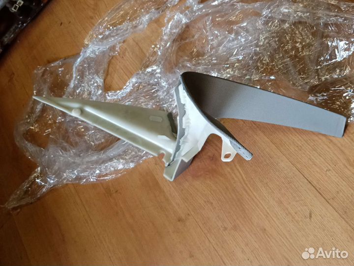 Накладка правой стойки BMW F 07