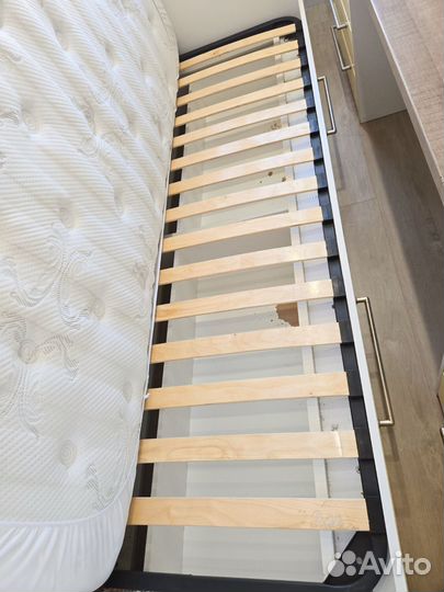Детская кровать с матрасом в хорошем состоянии