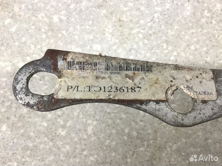 Петля капота правая Toyota Corolla E18 2013-2018