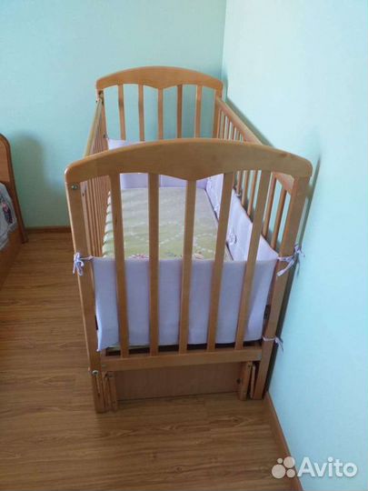 Детская кроватка с маятником и матрасом