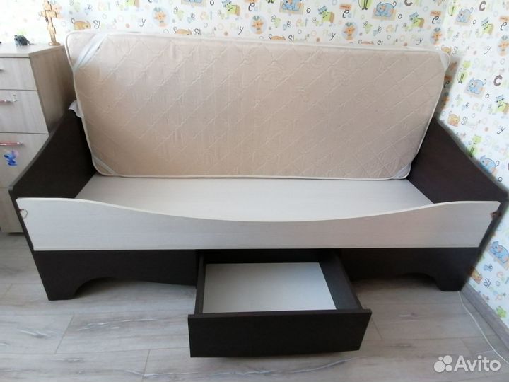 Продам детскую кровать бу