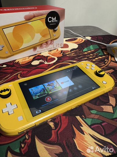 Nintendo Switch Lite на гарантии + картриджи