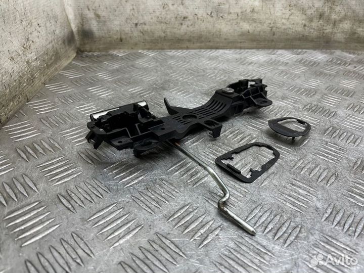 Кронштейн ручки передний правый Toyota Camry V50