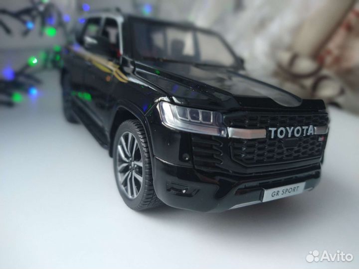 Toyota Land Cruiser GR Sport модель 1:24