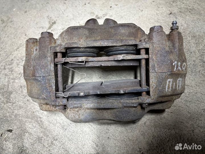 Суппорт передний правый Toyota Land Cruiser Prado