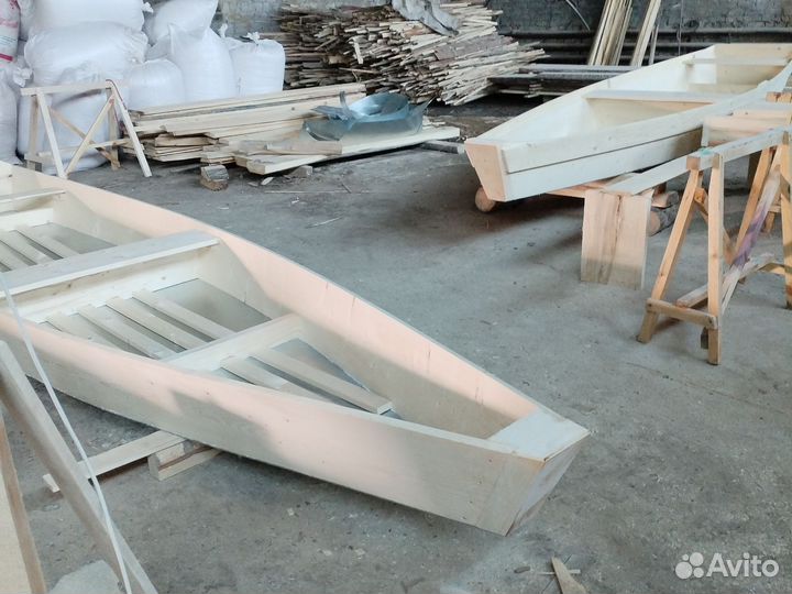 Лодка деревянная