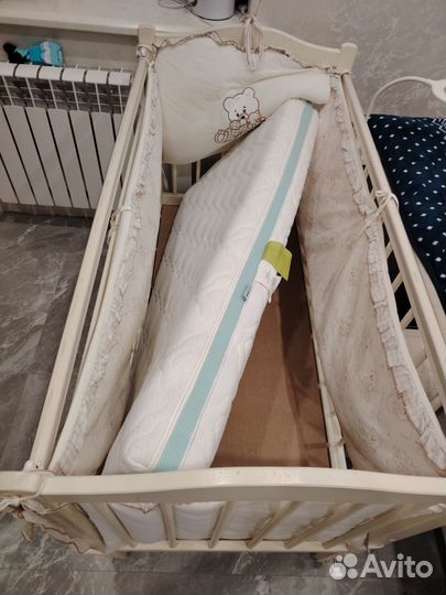 Детская кроватка с маятником и ящиком