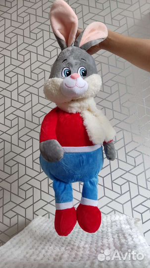 Большой плюшевый заяц