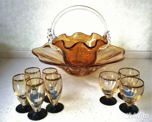 Антикварная посуда из цветного стекла. Графин цветное стекло ссср. Ваза цветное стекло ссср. Стеклянные тарелки. Цветное стекло.